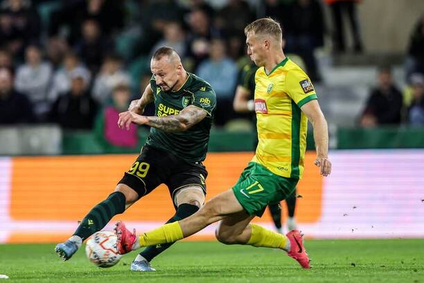 Útočník Katowíc Adam Zreľák (vľavo) a&nbsp;obranca Žiliny Ján Minárik v&nbsp;súboji počas úvodného zápasu MŠK Žilina vs. GKS Katowice v&nbsp;2. predkole Konferenčnej ligy UEFA 2026/2027