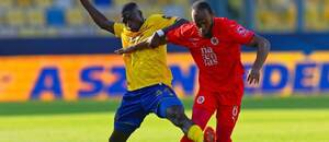 Stredopoliar DAC Samsindin Ouro (vľavo) a štítový záložník Veležu Rafidine Abdullah počas prvého zápasu FC DAC 1904 Dunajská Streda vs. FK Velež Mostar v rámci 2. kvalifikačného kola Konferenčnej ligy UEFA 2026/2027