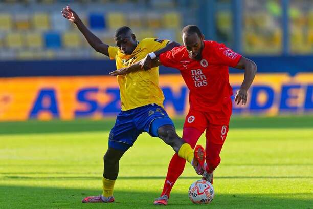 Stredopoliar DAC Samsindin Ouro (vľavo) a&nbsp;štítový záložník Veležu Rafidine Abdullah počas prvého zápasu FC DAC 1904 Dunajská Streda vs. FK Velež Mostar v&nbsp;rámci 2.&nbsp;kvalifikačného kola Konferenčnej ligy UEFA 2026/2027