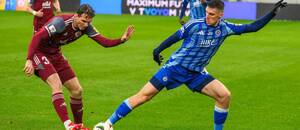 Obranca Podbrezovej Filip Mielke (vľavo) a záložník Slovana Danylo Ignatenko počas zápasu ŠK Slovan Bratislava vs. FK Železiarne Podbrezová v 3. kole nadstavbovej časti Niké ligy 2024/2025