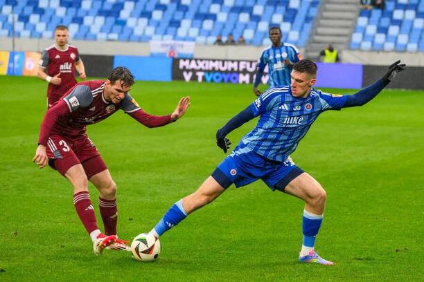 Obranca Podbrezovej Filip Mielke (vľavo) a&nbsp;záložník Slovana Danylo Ignatenko počas zápasu ŠK Slovan Bratislava vs. FK Železiarne Podbrezová v&nbsp;3. kole nadstavbovej časti Niké ligy 2024/2025