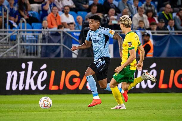Cesar Blackman (Slovan) a&nbsp;Andrei Florea (Žilina), v&nbsp;pozadí je logo Niké ligy