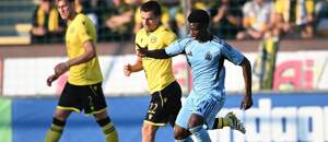 V popredí krídelník Slovana Suleiman Camara (vpravo) a defenzívny záložník Jesper Gustavsson počas prvého zápasu 3. predkola Ligy majstrov 2026/2027 medzi Mjällby AIF a ŠK Slovan Bratislava