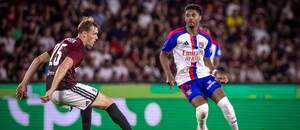 Sparta vs. Lyon. Na fotke Asger Sorensen (Sparta) a Vinicius Abner (Lyon).