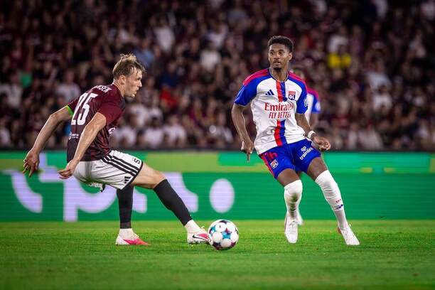 Sparta vs. Lyon. Na&nbsp;fotke Asger Sorensen (Sparta) a&nbsp;Vinicius Abner (Lyon).