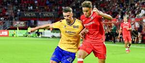 Obranca DAC Filip Blažek (vľavo) a záložník Twente Daouda Weidmann počas prvého zápasu 3. predkola Konferenčnej ligy FC Twente Enschede vs. FC DAC 1904 Dunajská Streda