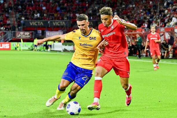 Obranca DAC Filip Blažek (vľavo) a&nbsp;záložník Twente Daouda Weidmann počas prvého zápasu 3.&nbsp;predkola Konferenčnej ligy FC Twente Enschede vs. FC DAC 1904 Dunajská Streda