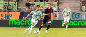 Ferencváros vs. Górnik Zabrze. Na fotke Daniel Arzani (Ferencváros) a Kacper Urbanski (Górnik).