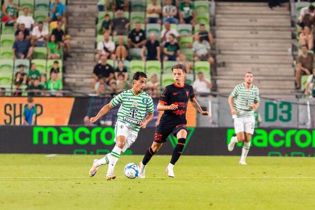 Ferencváros vs. Górnik Zabrze. Na&nbsp;fotke Daniel Arzani (Ferencváros) a&nbsp;Kacper Urbanski (Górnik).