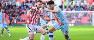 Útočník Stoke Róbert Boženík a záložník Swansea Marko Stamenić (vpravo) počas zápasu Stoke City FC vs. Swansea City FC v 21. kole anglickej Championship 2025/2026