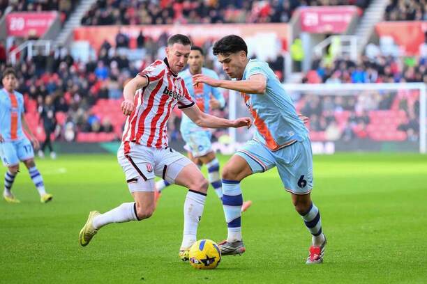 Útočník Stoke Róbert Boženík a&nbsp;záložník Swansea Marko Stamenić (vpravo) počas zápasu Stoke City FC vs. Swansea City FC v&nbsp;21. kole anglickej Championship 2025/2026