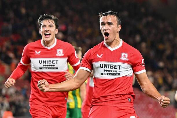 Slovenský útočník David Strelec (vpravo) oslavuje svoj gól v&nbsp;drese Middlesbrough do&nbsp;siete WBA počas zápasu Middlesbrough FC vs. West Bromwich Albion FC v&nbsp;rámci 6.&nbsp;kola Championship 2025/2026