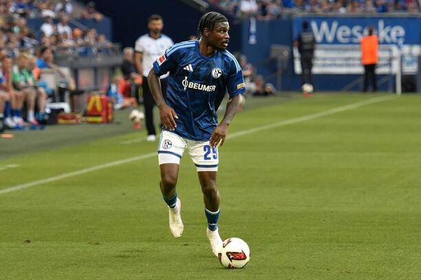 Hráč Schalke 04 Junior Dina Ebimbe.