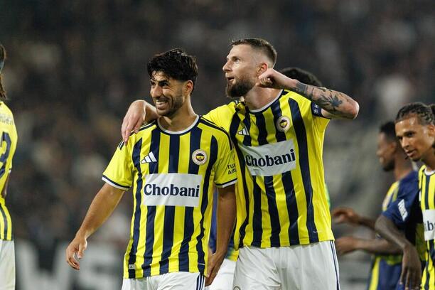 Záložník İsmail Yüksek a&nbsp;vpravo obranca Milan Škriniar (obaja Fenerbahçe) počas odvetného zápasu 3.&nbsp;predkola Ligy majstrov 2026/2027 Sturm Graz vs. Fenerbahçe SK