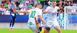 Ľavý krídelník Prešova Martin Regáli (uprostred) počas prípravného zápasu FC Tatran Prešov vs. Kazincbarcikai SC v júli 2025