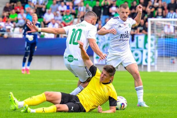 Ľavý krídelník Prešova Martin Regáli (uprostred) počas prípravného zápasu FC Tatran Prešov vs. Kazincbarcikai SC v&nbsp;júli 2025
