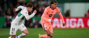 Krídelník Barcelony Lamine Yamal (vpravo) a krídelník Elche Germán Valera počas zápasu Elche CF vs. FC Barcelona v 22. kole španielskej La Ligy 2025/2026