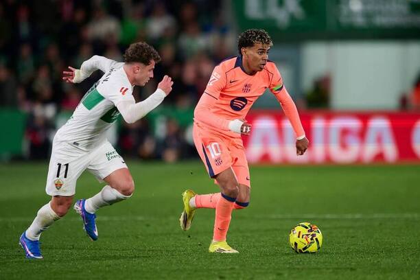 Krídelník Barcelony Lamine Yamal (vpravo) a&nbsp;krídelník Elche Germán Valera počas zápasu Elche CF vs. FC Barcelona v&nbsp;22. kole španielskej La Ligy 2025/2026