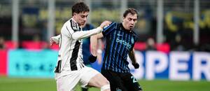 Krídelník Juventusu Kenan Yıldız (vľavo) a záložník Interu Nicolò Barella počas zápasu Inter Miláno vs. Juventus v sezóne 2025/26