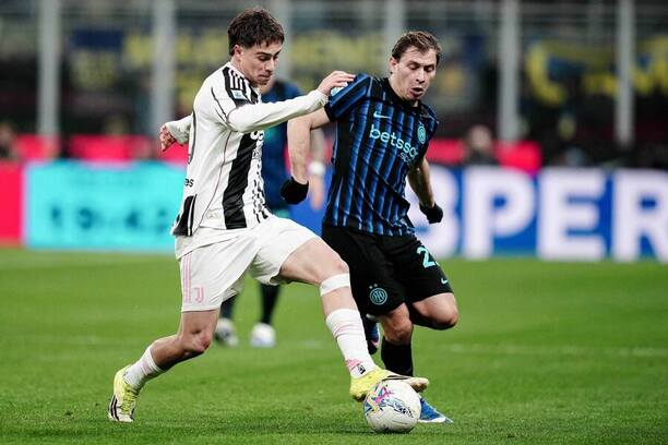 Krídelník Juventusu Kenan Yıldız (vľavo) a&nbsp;záložník Interu Nicolò Barella počas zápasu Inter Miláno vs. Juventus v&nbsp;sezóne 2025/26