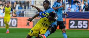 V súboji obrancov za Košice Osman Kakay (v žltom drese) a za Slovan Sandro Cruz počas zápasu ŠK Slovan Bratislava vs. FC Košice v 6. kole Niké ligy 2025/2026