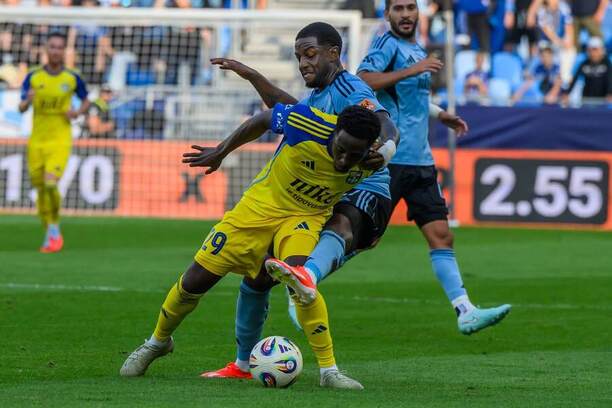 V súboji obrancov za&nbsp;Košice Osman Kakay (v žltom drese) a&nbsp;za&nbsp;Slovan Sandro Cruz počas zápasu ŠK Slovan Bratislava vs. FC Košice v&nbsp;6. kole Niké ligy 2025/2026