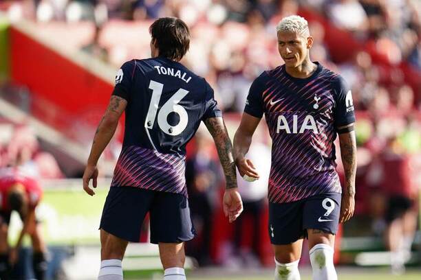 Sandro Tonali a&nbsp;Richarlison (Tottenham)
