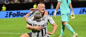 Nino Marcelli a Cristian Martínez oslavujú gól Slovana na 2:1
