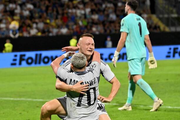 Nino Marcelli a&nbsp;Cristian Martínez oslavujú gól Slovana na&nbsp;2:1