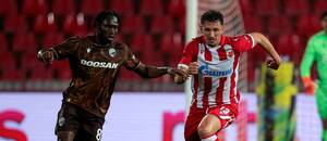 Plzeň vs. Crvena zvezda. Na fotke Christophe Kabongo (Plzeň) a Milos Veljković (CZ Belehrad)