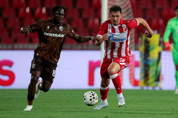 Plzeň vs. Crvena zvezda. Na&nbsp;fotke Christophe Kabongo (Plzeň) a&nbsp;Milos Veljković (CZ Belehrad)