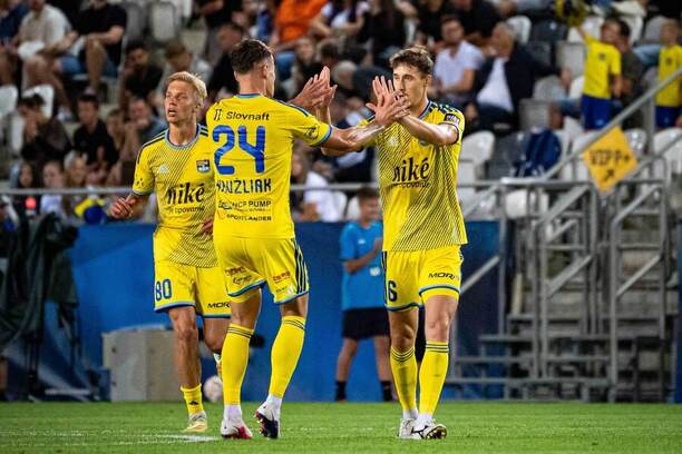 Futbalisti FC Košice Filip Lichý a&nbsp;Dominik Kružliak oslavujú gól.
