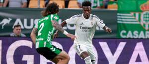 Krídelník Realu Madrid Vinicius Júnior (pri lopte) a obranca Betisu Héctor Bellerín počas zápasu Real Betis Balompié vs. Real Madrid CF v 32. kole španielskej La Ligy v sezóne 2025/2026