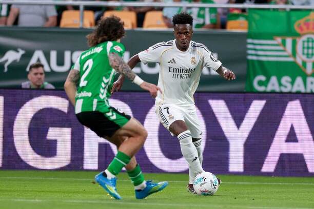Krídelník Realu Madrid Vinicius Júnior (pri lopte) a&nbsp;obranca Betisu Héctor Bellerín počas zápasu Real Betis Balompié vs. Real Madrid CF v&nbsp;32. kole španielskej La Ligy v&nbsp;sezóne 2025/2026