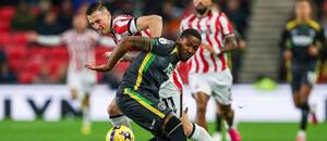 Slovenský útočník Stoke City Róbert Boženík (v červeno-bielom drese) a obranca Charltonu Kayne Ramsay v súboji o loptu počas zápasu Stoke City FC vs. Charlton Athletic FC v 17. kole anglickej Championship 2025/26