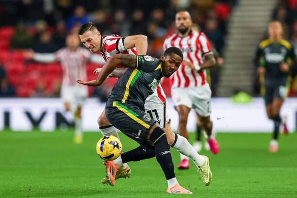Slovenský útočník Stoke City Róbert Boženík (v červeno-bielom drese) a&nbsp;obranca Charltonu Kayne Ramsay v&nbsp;súboji o&nbsp;loptu počas zápasu Stoke City FC vs. Charlton Athletic FC v&nbsp;17. kole anglickej Championship 2025/26