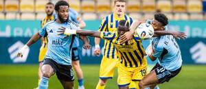 V popredí uprostred krídelník DAC Alioune Sylla v obkolesení obrancu Slovana Sandra Cruza (vľavo) a jeho spoluhráča zo stredu poľa Rahima Ibrahima počas aprílového zápasu FC DAC 1904 Dunajská Streda vs. ŠK Slovan Bratislava vo štvrtom kole skupiny o titul Niké ligy 2025/2026