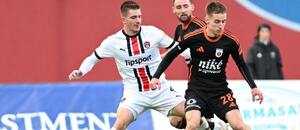 Súboj obrancov o loptu, v drese Trnavy Libor Holík (vľavo) a v drese Ružomberka Alexander Selecký počas zápasu MFK Ružomberok vs. FC Spartak Trnava v 12. kole Niké ligy 2025/2026