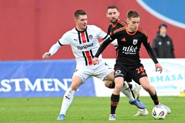 Súboj obrancov o&nbsp;loptu, v&nbsp;drese Trnavy Libor Holík (vľavo) a&nbsp;v&nbsp;drese Ružomberka Alexander Selecký počas zápasu MFK Ružomberok vs. FC Spartak Trnava v&nbsp;12. kole Niké ligy 2025/2026