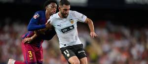 Obranca Barcelony Alejandro Balde (vľavo) a krídelník Valencie Luis Rioja počas zápasu Valencia CF vs. FC Barcelona v májovom 38. kole La Ligy 2025/2026