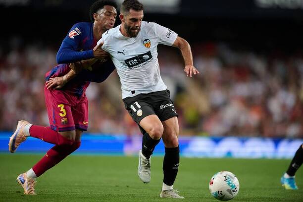 Obranca Barcelony Alejandro Balde (vľavo) a&nbsp;krídelník Valencie Luis Rioja počas zápasu Valencia CF vs. FC Barcelona v&nbsp;májovom 38. kole La Ligy 2025/2026