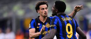 Záložník Curtis Jones a útočník Marcus Thuram (vpravo) z Interu oslavujú gól svojho tímu do siete Neapola v zápase Inter Miláno vs. SSC Neapol v 3. kole talianskej Serie A