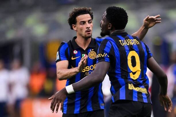 Záložník Curtis Jones a&nbsp;útočník Marcus Thuram (vpravo) z&nbsp;Interu oslavujú gól svojho tímu do&nbsp;siete Neapola v&nbsp;zápase Inter Miláno vs. SSC Neapol v&nbsp;3. kole talianskej Serie A