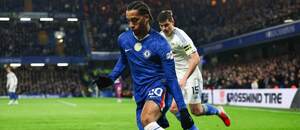 V popredí útočník Chelsea João Pedro a za ním obranca Leedsu Jaka Bijol počas zápasu Chelsea FC vs. Leeds United FC v rámci 26. kola Premier League 2025/2026