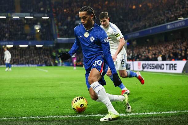 V popredí útočník Chelsea João Pedro a&nbsp;za&nbsp;ním obranca Leedsu Jaka Bijol počas zápasu Chelsea FC vs. Leeds United FC v&nbsp;rámci 26. kola Premier League 2025/2026