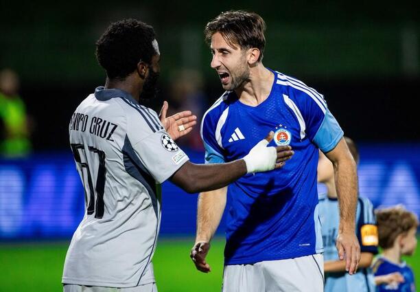 Obranca Sandro Cruz (vľavo) a&nbsp;útočník Andraž Šporar sa radujú z&nbsp;postupu do&nbsp;ligovej fázy Ligy majstrov UEFA 2026/2027