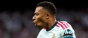 Útočník Realu Madrid Kylian Mbappé oslavuje strelený gól svojho tímu.