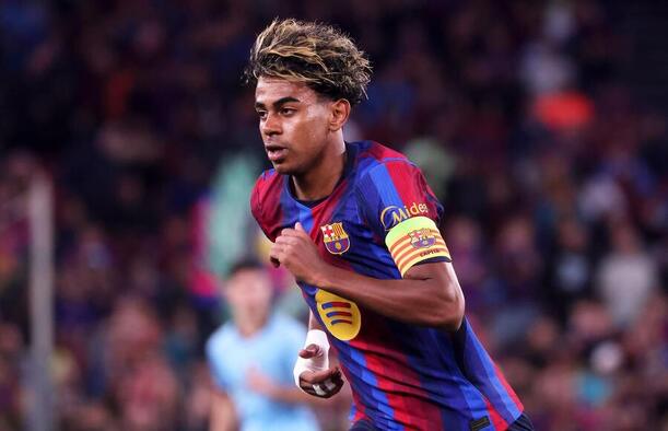 Šprintujúci útočník FC Barcelona Lamine Yamal s&nbsp;kapitánskou páskou na&nbsp;drese.