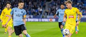 V popredí obranca Slovana Svetozar Marković a krídelník Žiliny Samuel Ďatko (vpravo) počas zápasu ŠK Slovan Bratislava vs. MŠK Žilina v marcovom 2. kole skupiny o titul v Niké lige 2025/2026