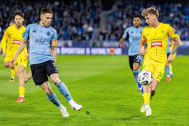 V popredí obranca Slovana Svetozar Marković a&nbsp;krídelník Žiliny Samuel Ďatko (vpravo) počas zápasu ŠK Slovan Bratislava vs. MŠK Žilina v&nbsp;marcovom 2.&nbsp;kole skupiny o&nbsp;titul v&nbsp;Niké lige 2025/2026